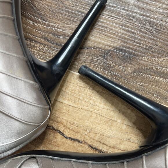 Gucci Satin Runway Bow Heels - Picture 9 of 16